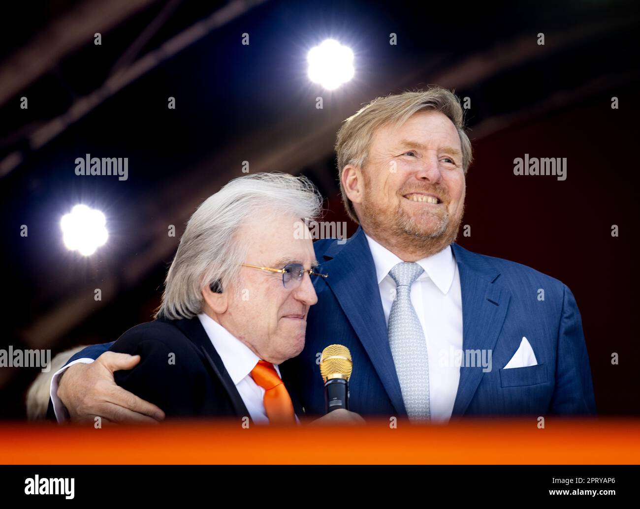 ROTTERDAM - 27/04/2023, Lee Towers and King Willem-Alexander during King's Day in Rotterdam. The visit marked the tenth anniversary of Willem-Alexander's reign. ANP POOL KOEN VAN WEEL netherlands out - belgium out Stock Photo