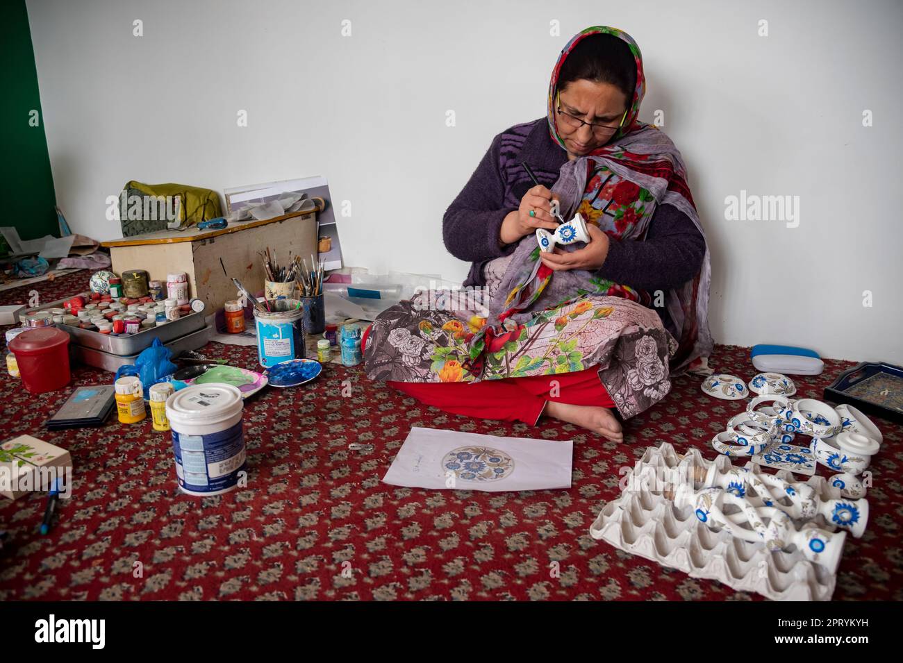 srinagar-india-27-04-2023-a-woman-artisan-is-seen-designing-a-paper