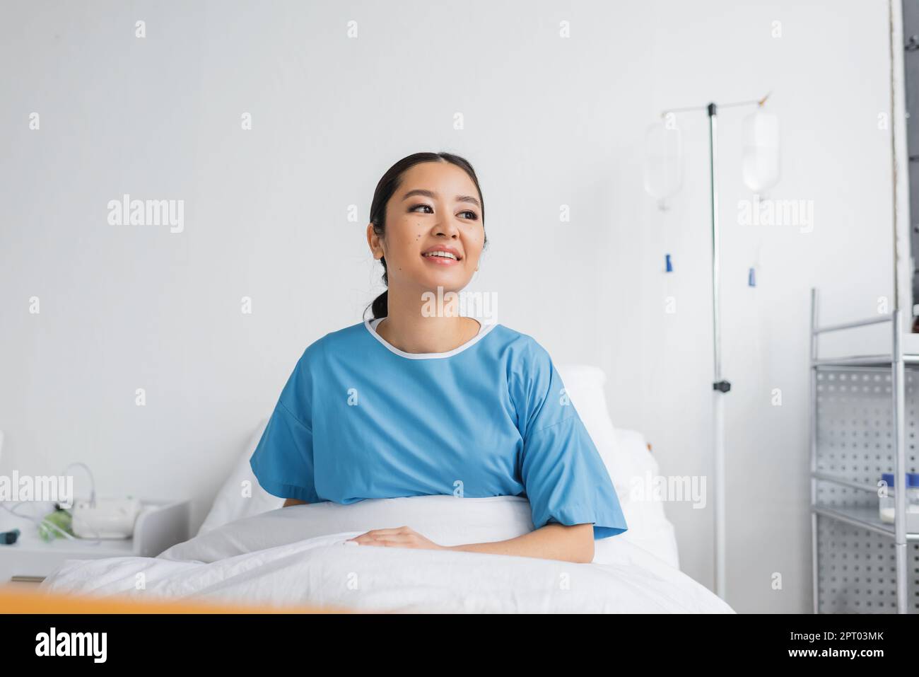 Young woman hospital gown hi-res stock photography and images - Alamy