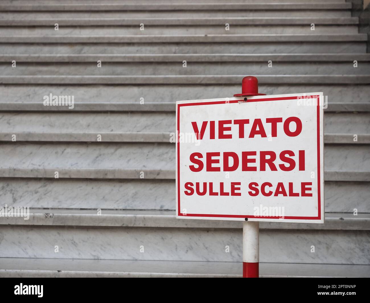 vietato sedersi sulle scale translation do not sit on the stairs sign Stock Photo