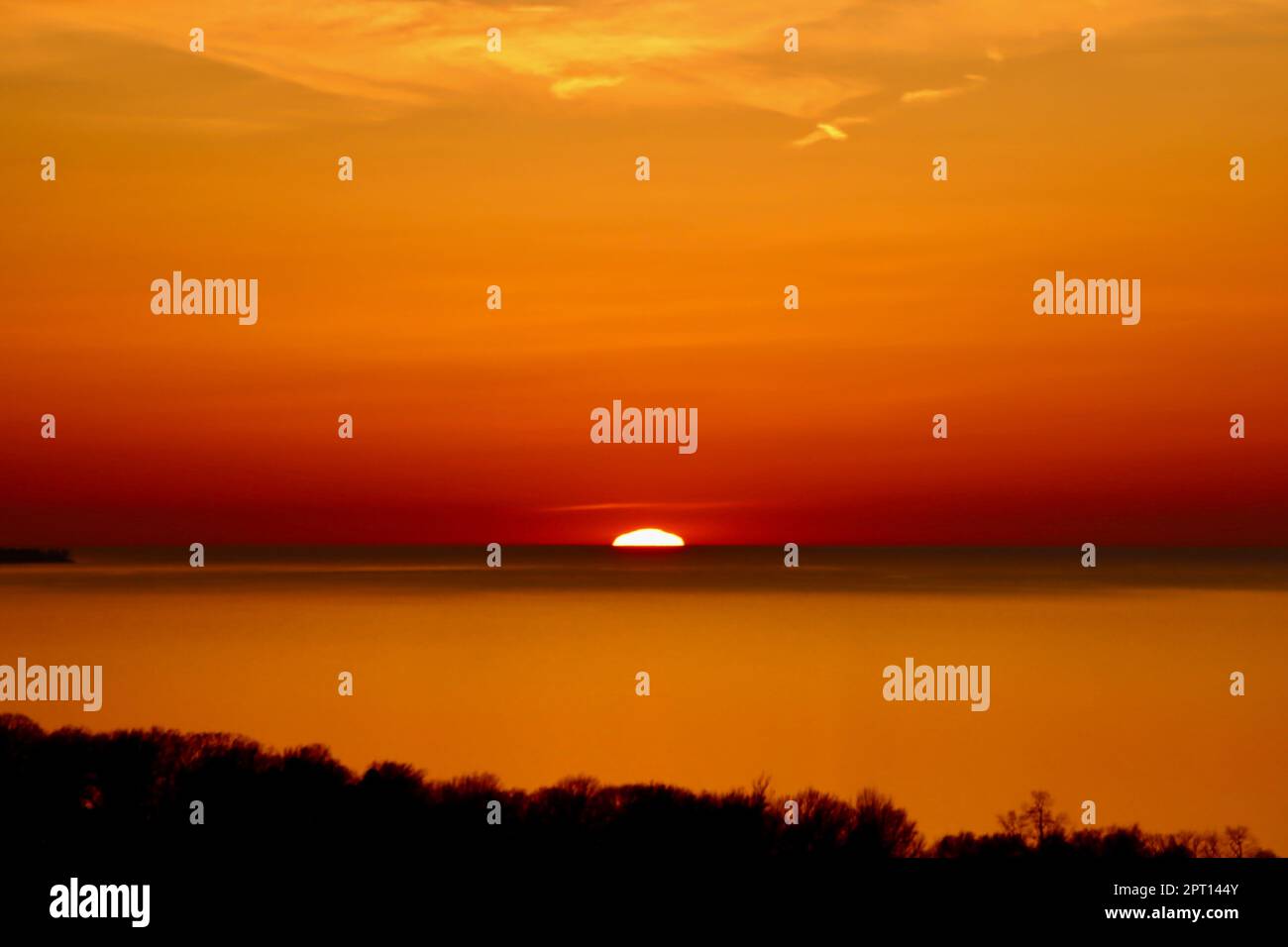 Colorful sunset over Lake Erie in Northeast Ohio Stock Photo - Alamy