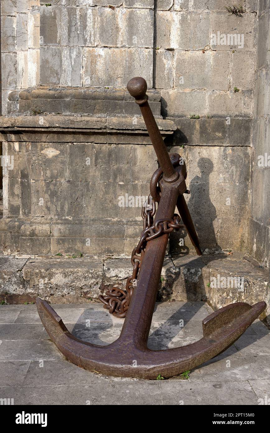 Large antique ship anchor leaning against the wall. stone wall, masonry,  texture, bronze colour, shadows, etc Stock Photo - Alamy