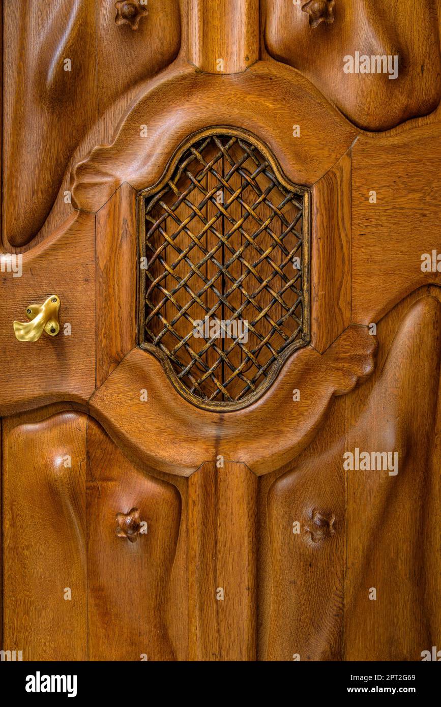 Decorative details of wood and metal on an apartment door in Casa Batlló (Barcelona, Catalonia, Spain) ESP: Detalles decorativos de madera y metal Stock Photo