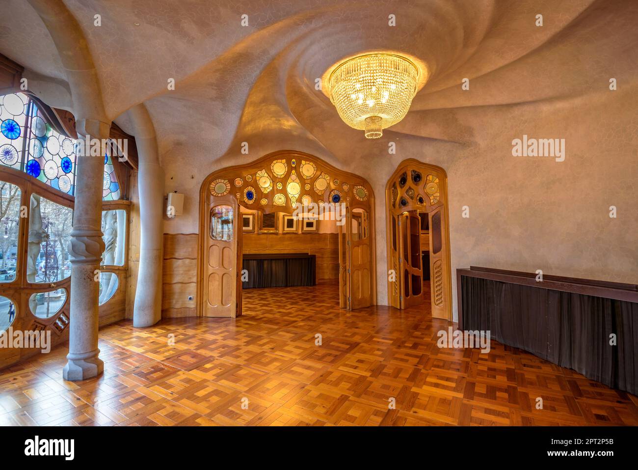 main-hall-of-the-noble-floor-of-casa-batll-designed-by-antoni-gaud