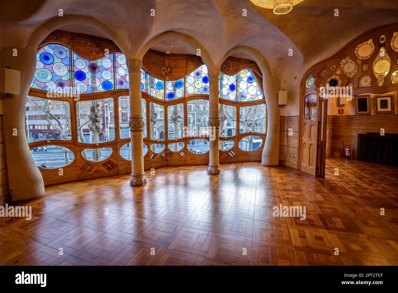 main-hall-of-the-noble-floor-of-casa-batll-designed-by-antoni-gaud