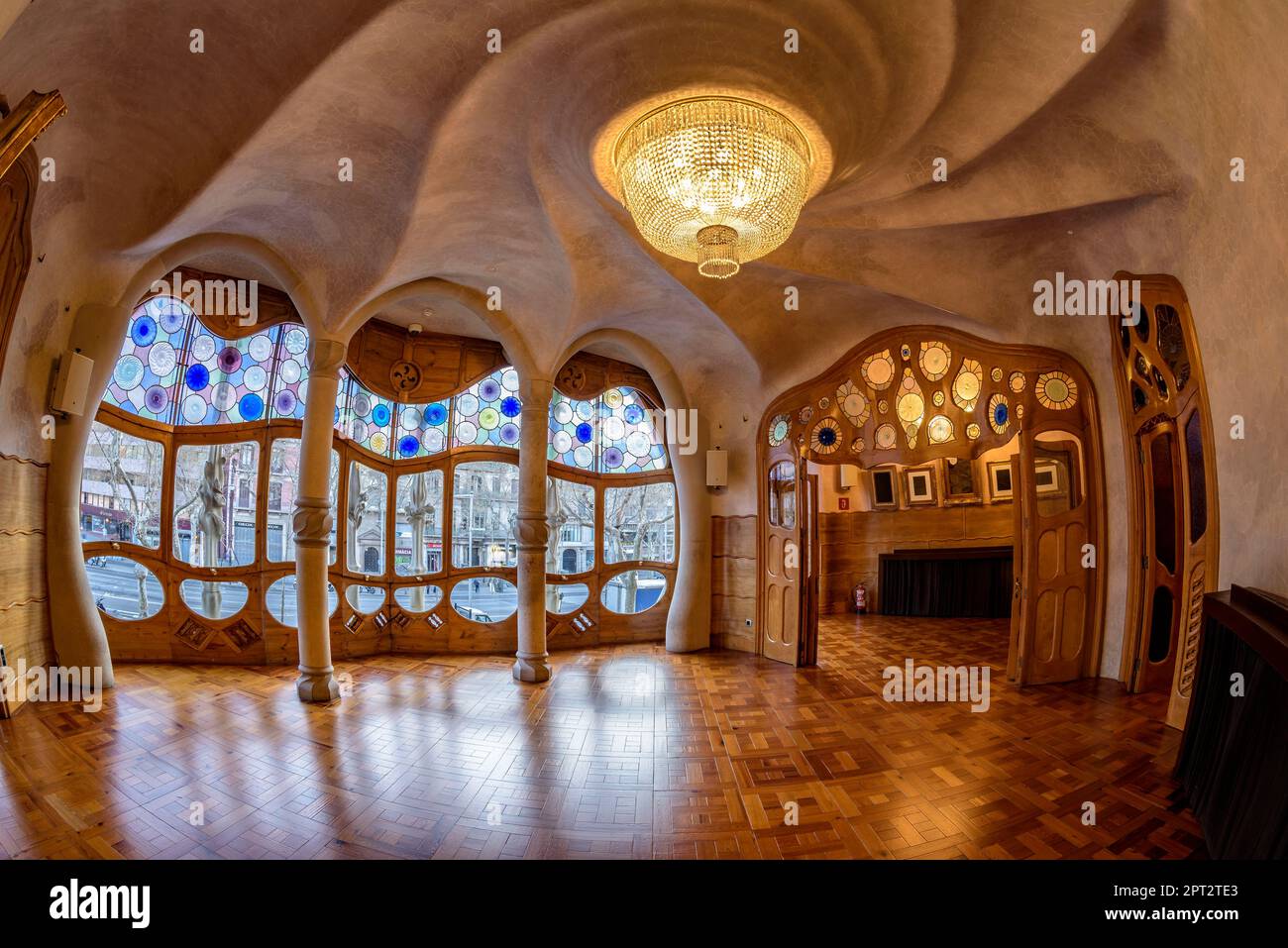 main-hall-of-the-noble-floor-of-casa-batll-designed-by-antoni-gaud