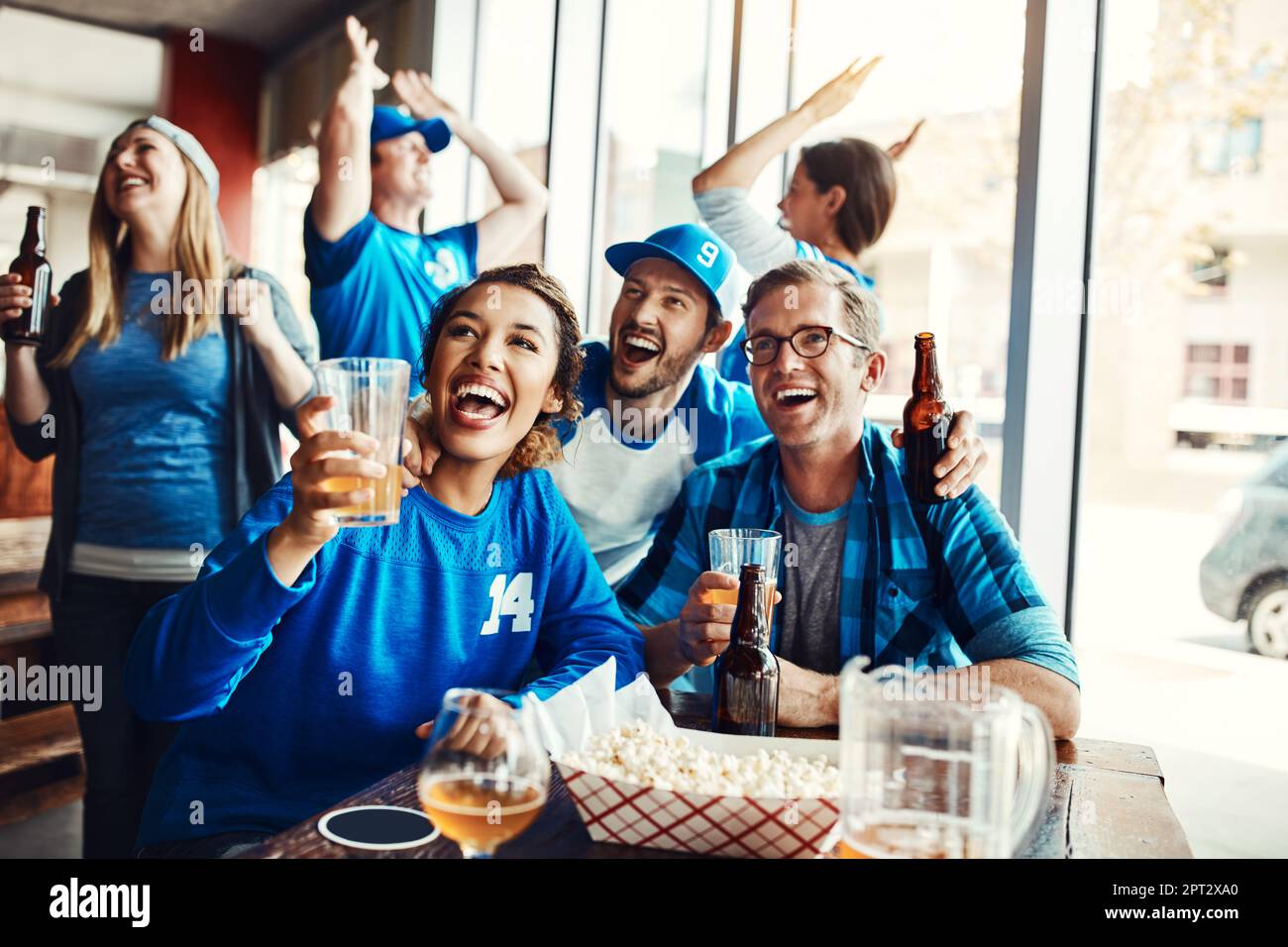 Pub friends cheering sports hi-res stock photography and images - Alamy