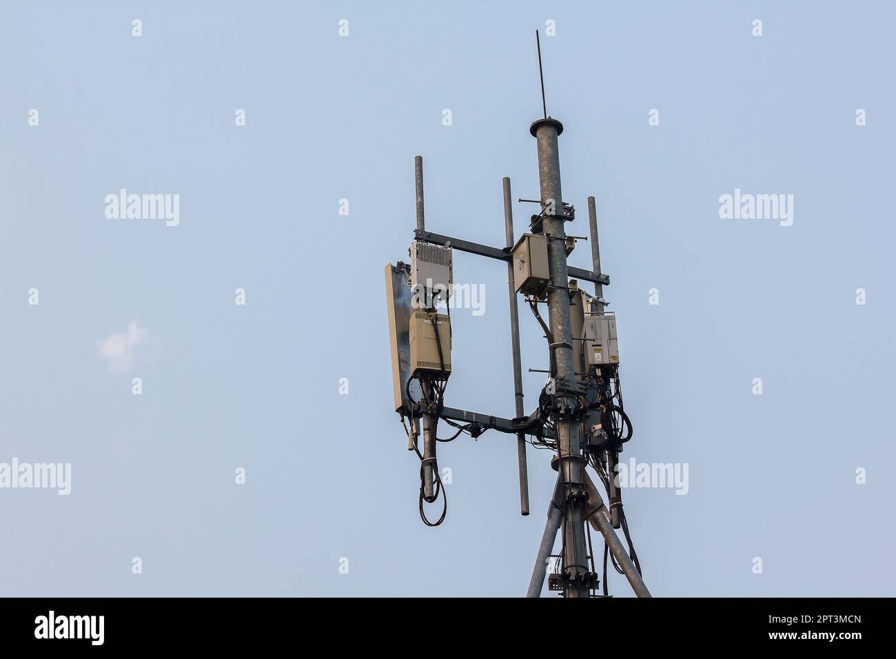 https://c8.alamy.com/comp/2PT3MCN/panel-antenna-installed-on-steel-posts-on-high-rise-buildings-in-the-city-2PT3MCN.jpg