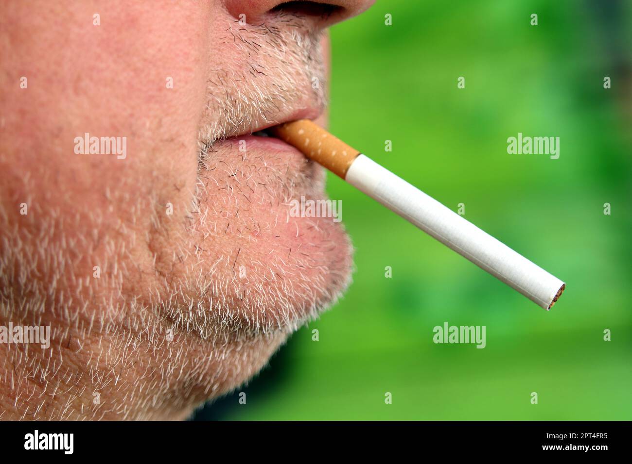 Mann mit Zigarette im Mund Stock Photo Alamy