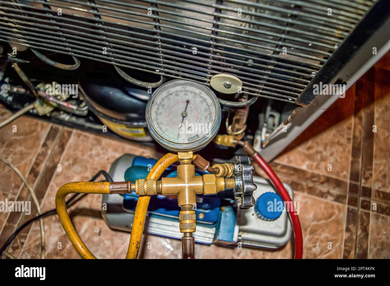 Vacuum pump of the refrigeration unit during repair. Refrigerator repair. Vacuum pump. Pressure