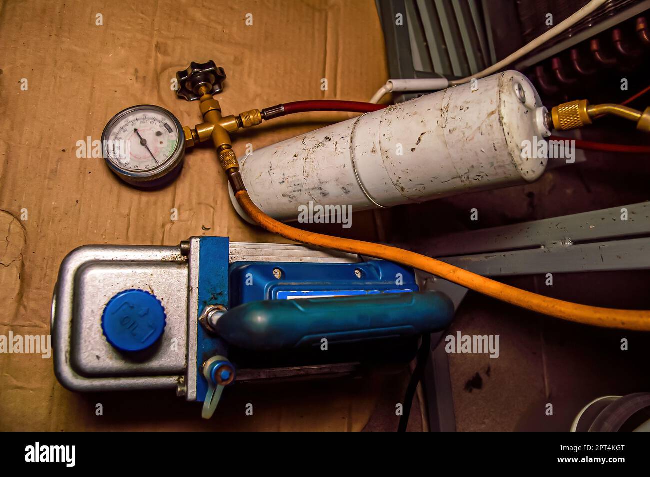 Vacuum station for filling the refrigerator with refrigerant. Refrigerator repair. Gas cylinder