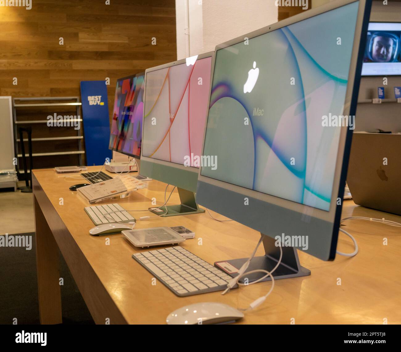 APPLE COMPUTER RETAIL STORE Editorial Photo - Image of computers