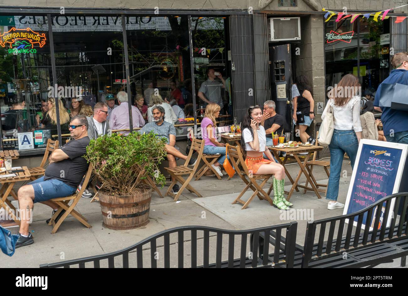 Al fresco dining at the Broome Street Bar on West Broadway in Soho in New York on Saturday, April 15, 2023. (© Richard B. Levine) Stock Photo