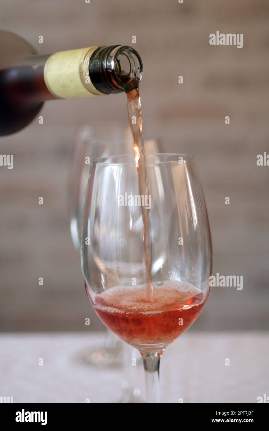 Weinprobe mit Roséwein Stock Photo - Alamy