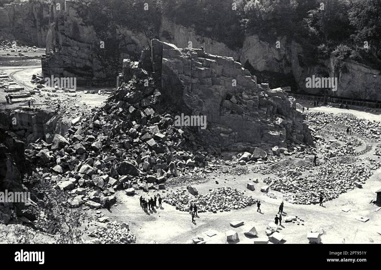 Prisoners at forced labor cutting stones in the Wiener Graben quarry at the Mauthausen concentration camp. Image Bundesarchiv, Bild 192-326 / CC-BY-SA 3.0 Stock Photo