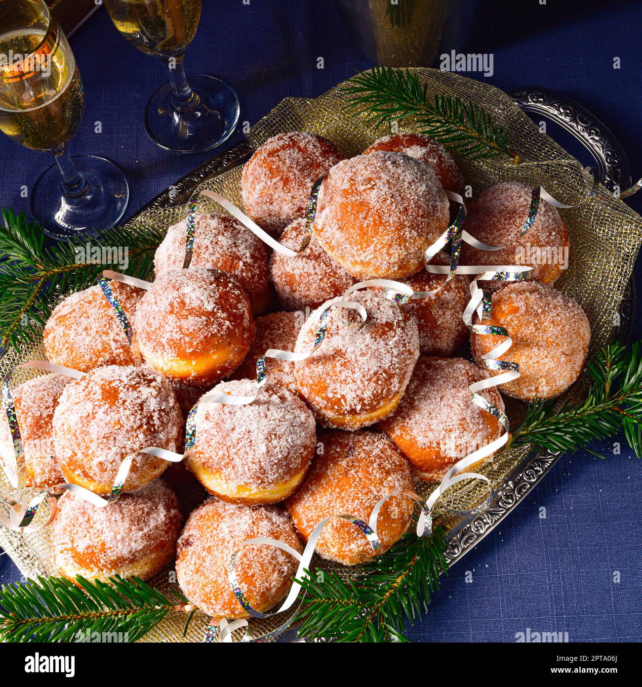 Lecker gefüllte Krapfen (Berliner Pfannkuchen Stock Photo - Alamy