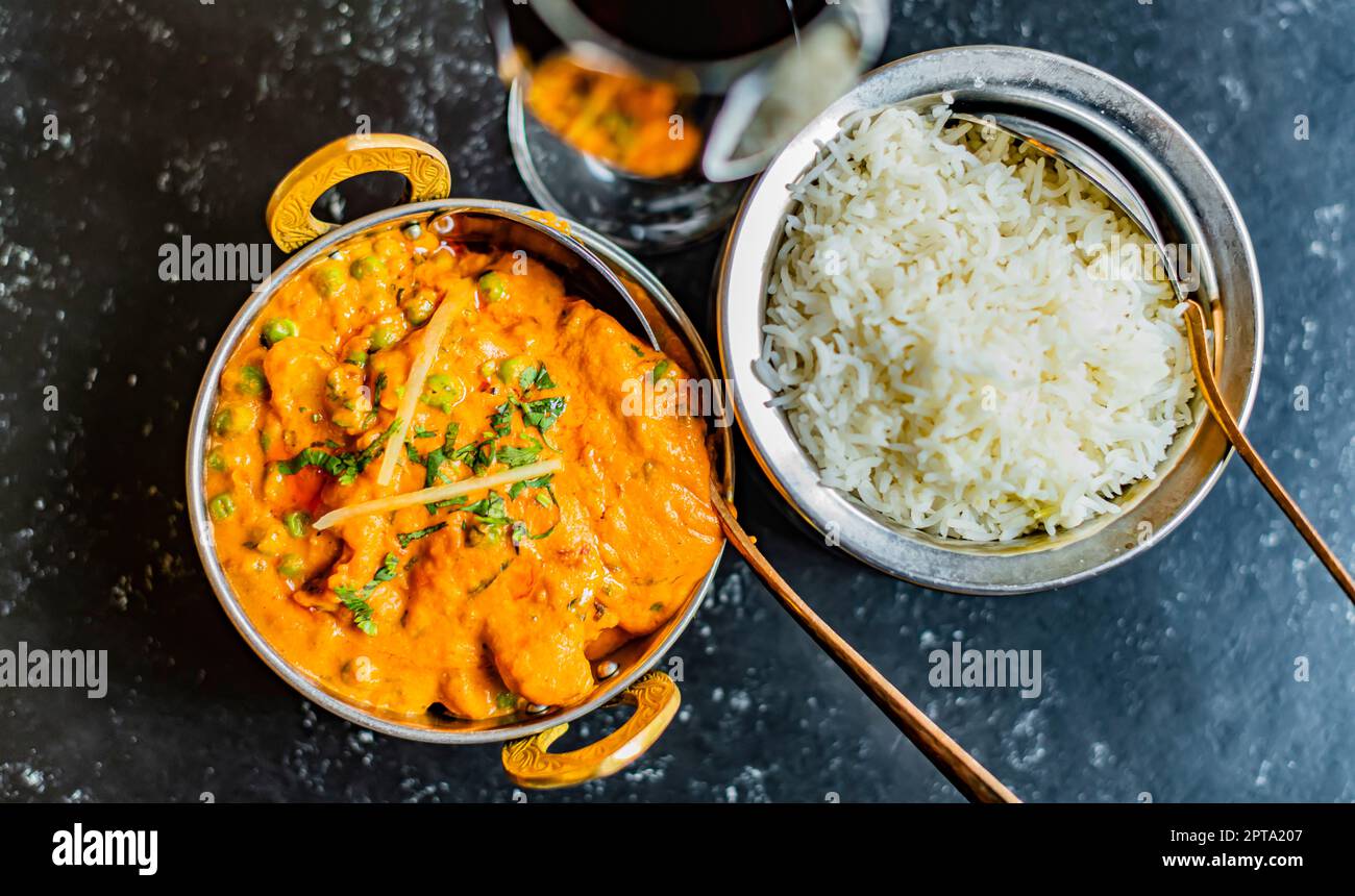 Curry chicken served in an indian restaurant Stock Photo - Alamy
