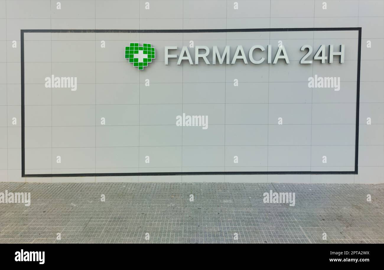 24-hour pharmacy wall. Spanish language lettering Stock Photo - Alamy
