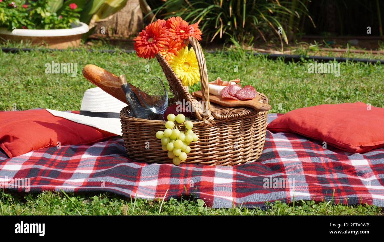 https://c8.alamy.com/comp/2PTA9WB/picnic-wicker-basket-with-food-and-wine-in-the-park-summer-picnic-concept-2PTA9WB.jpg