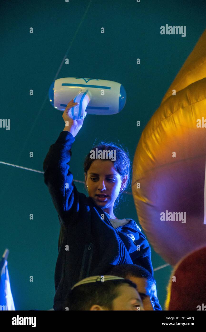 Israel. A girl with an inflatable hammer with a Isreali flag on it near ...