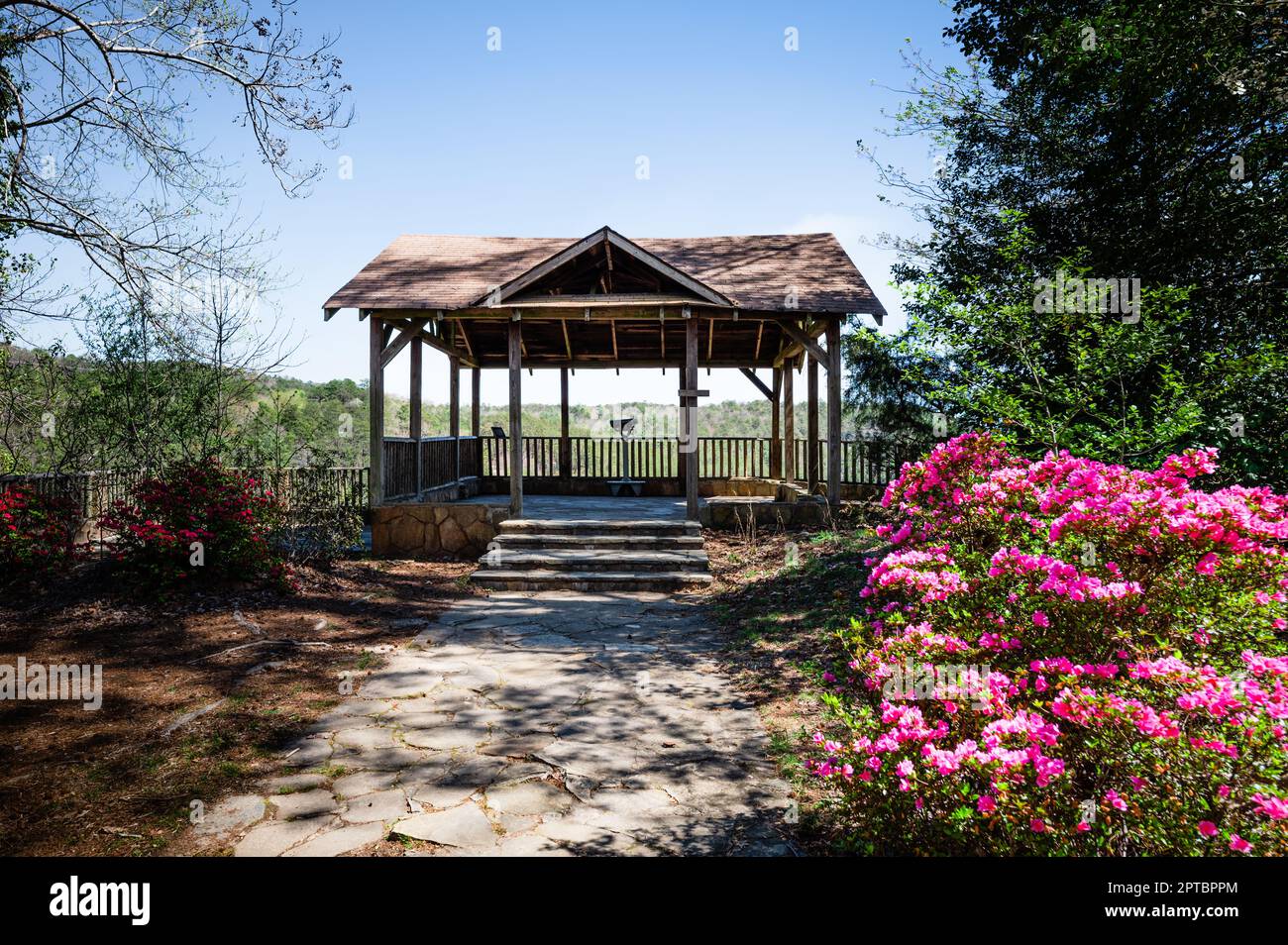 Overlook pavilion surrounded by pink flowers at Tallulah Gorge State Park in Tallulah Falls, Georgia Stock Photo