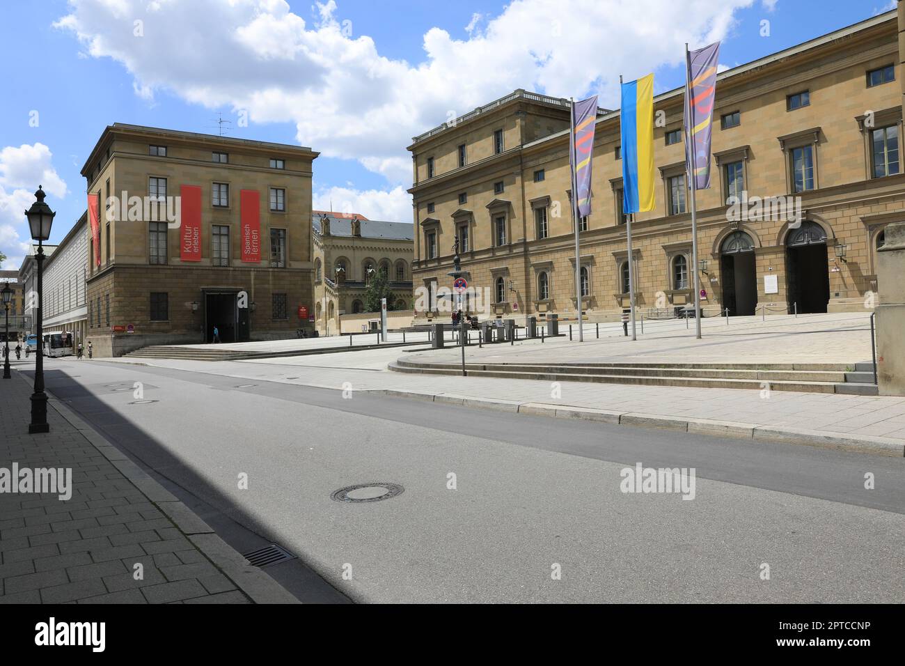 Alfons Goppel Strasse through the Marstallplatz at the royal residence