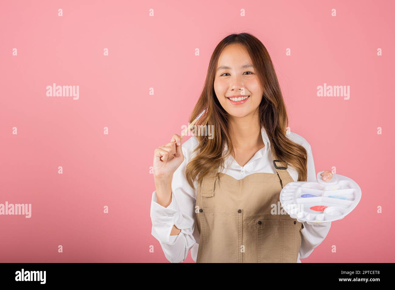 Asian beautiful young woman artist holding brush and paint palette ...