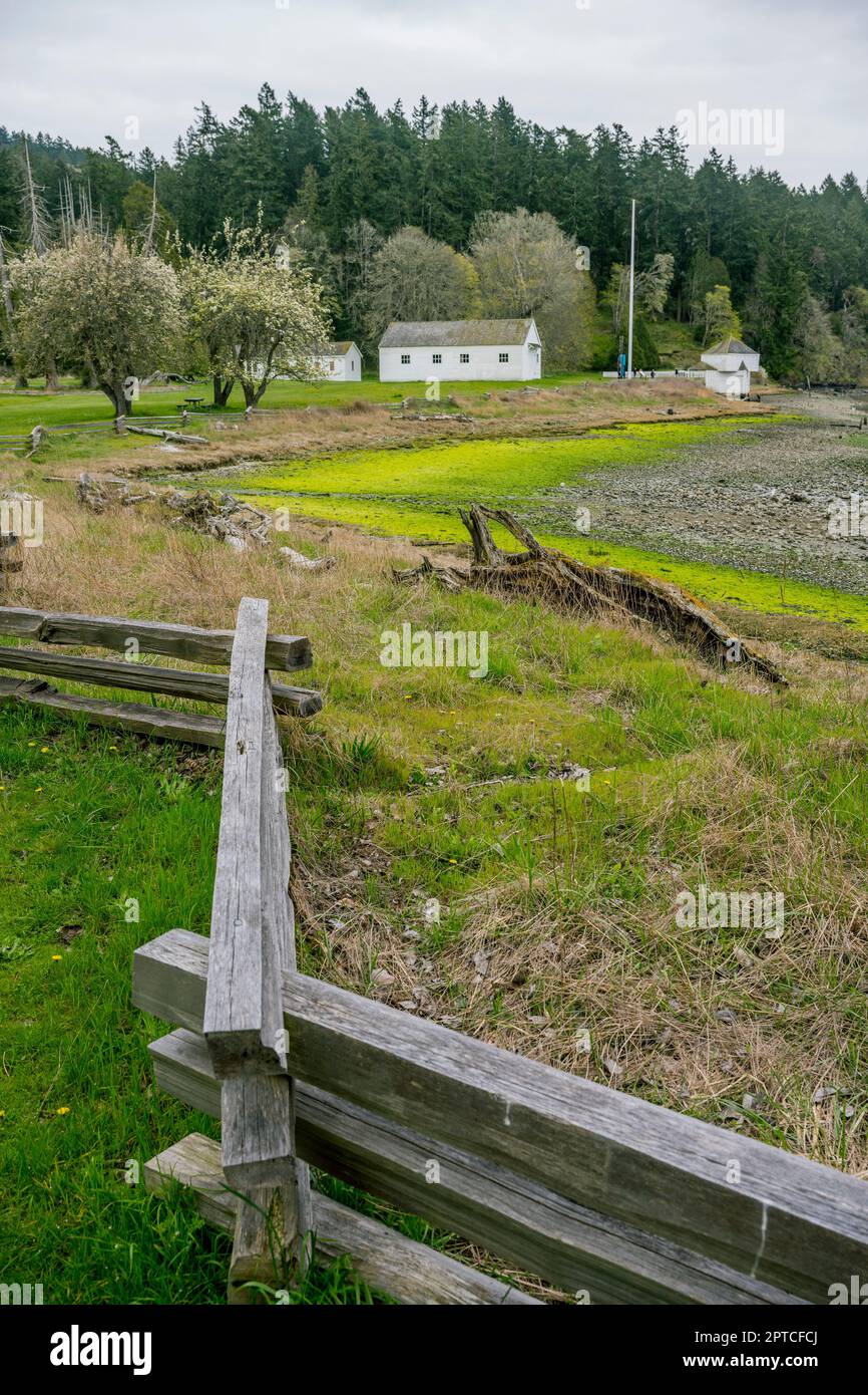 View of the English Camp, a National Historical Park with a zigzag split rail fence on San Juan Island in the San Juan Islands in Washington State, Un Stock Photo