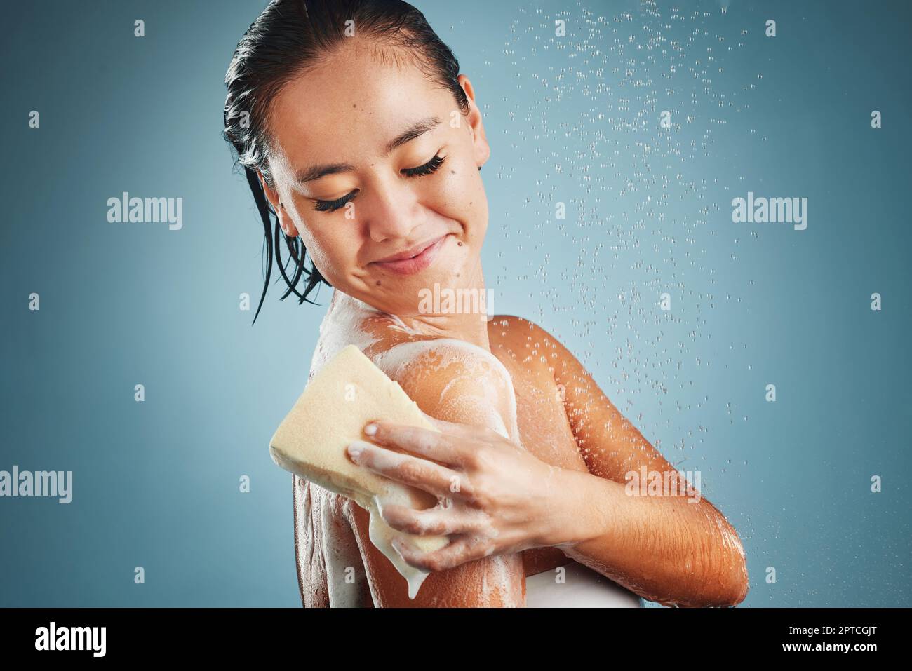 Woman shower sponge wash happy hi-res stock photography and images - Alamy