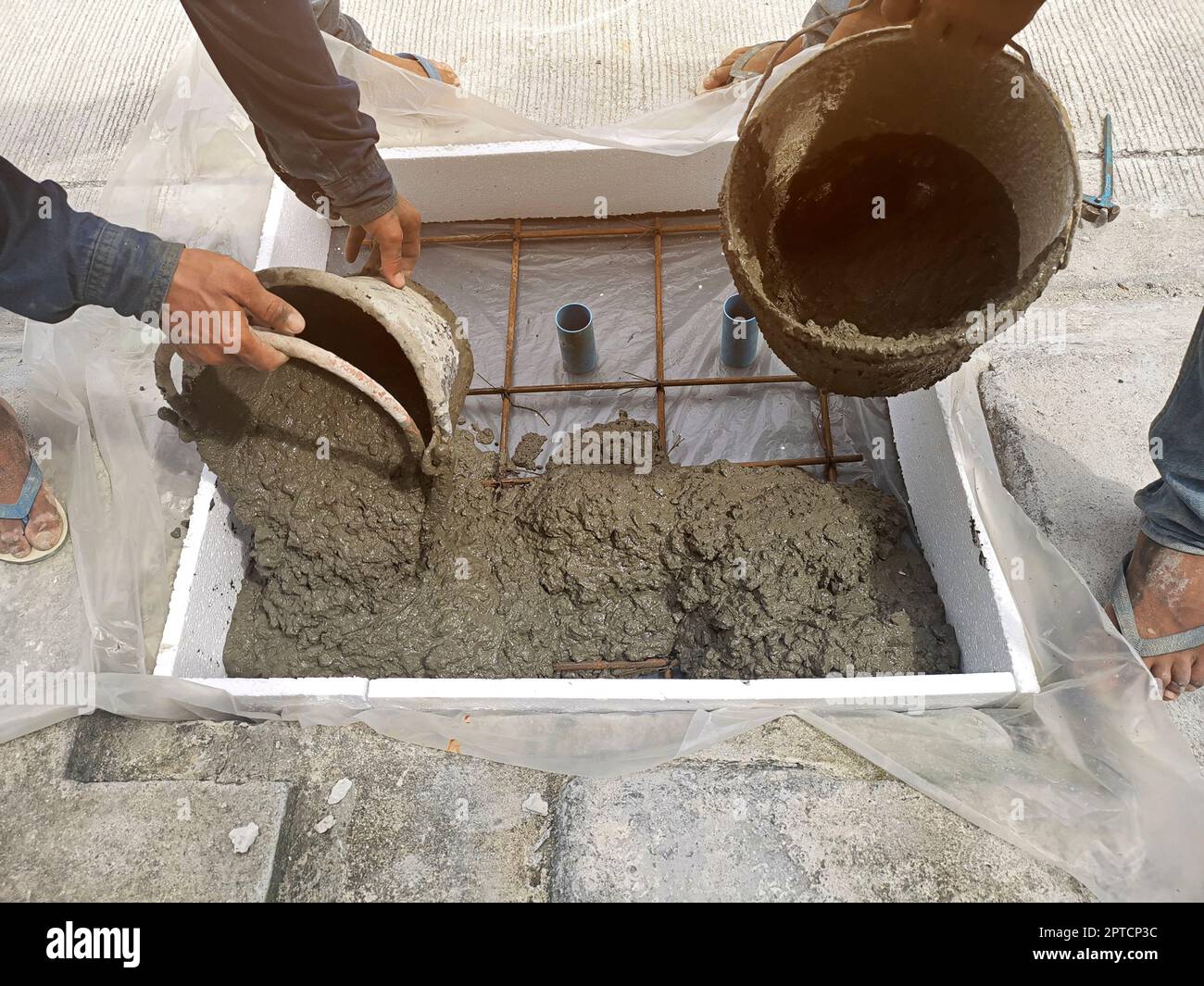 Pouring the mortar by pouring the readymixed concrete onto the wire