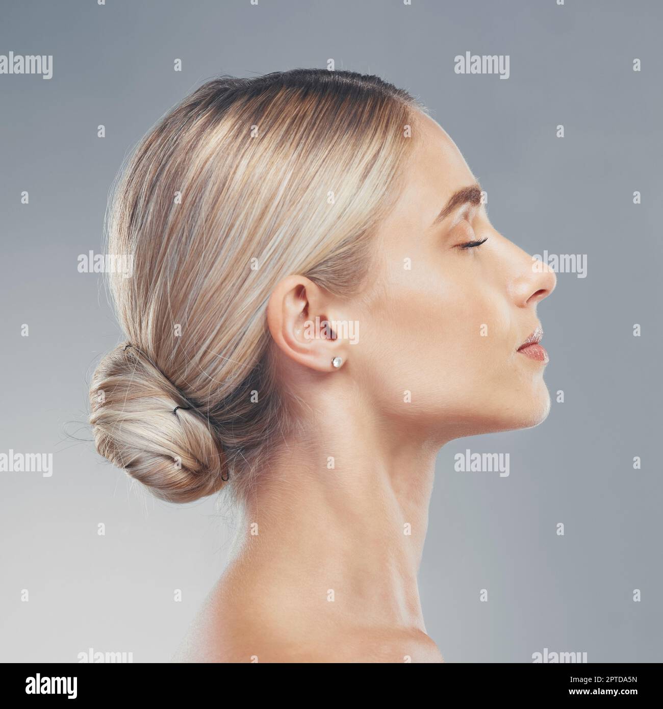 Beautiful model side profile head hi-res stock photography and images -  Alamy
