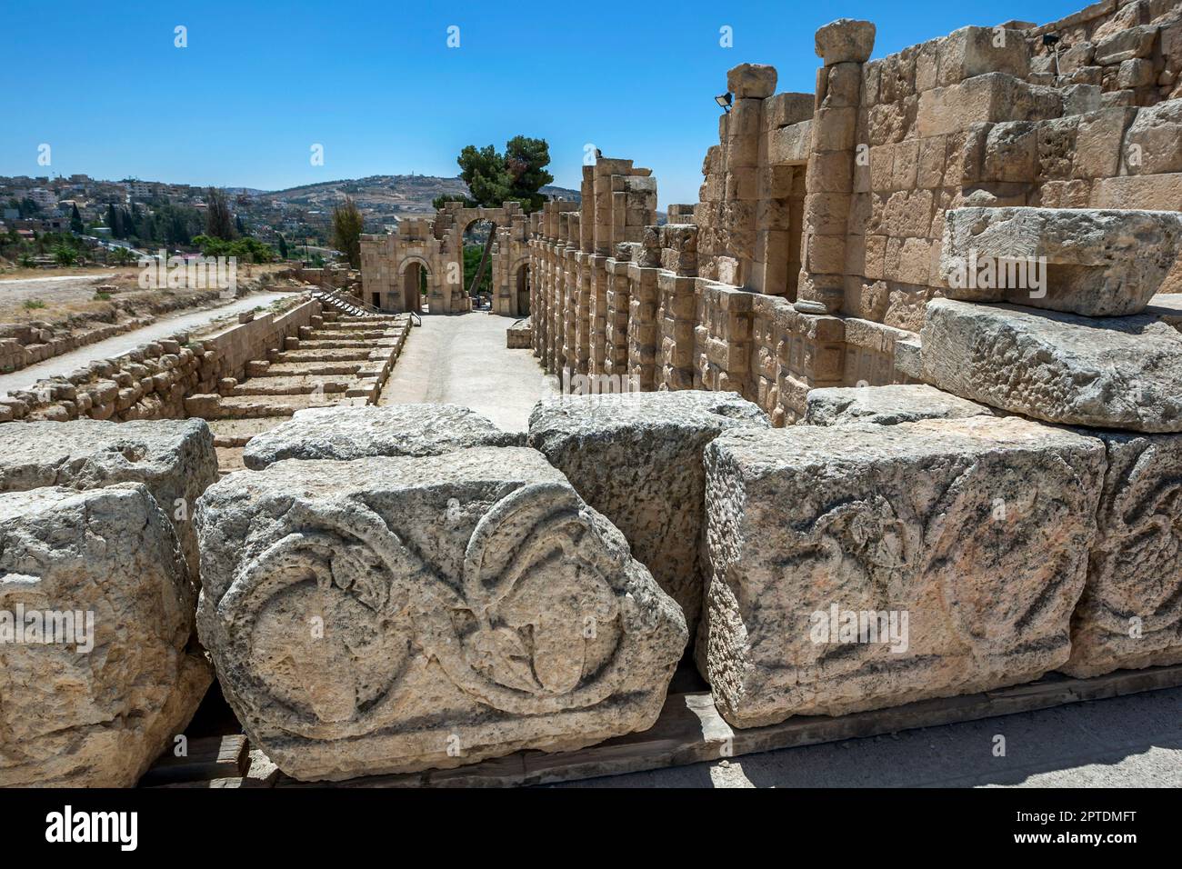 A view looking over the East Souq towards the South Gate at the ancient site of Jerash in Jordan. Stock Photo