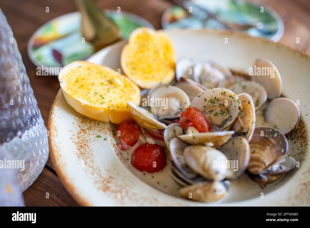 Spaghetti with clams cooked in cream sauce Stock Photo Alamy