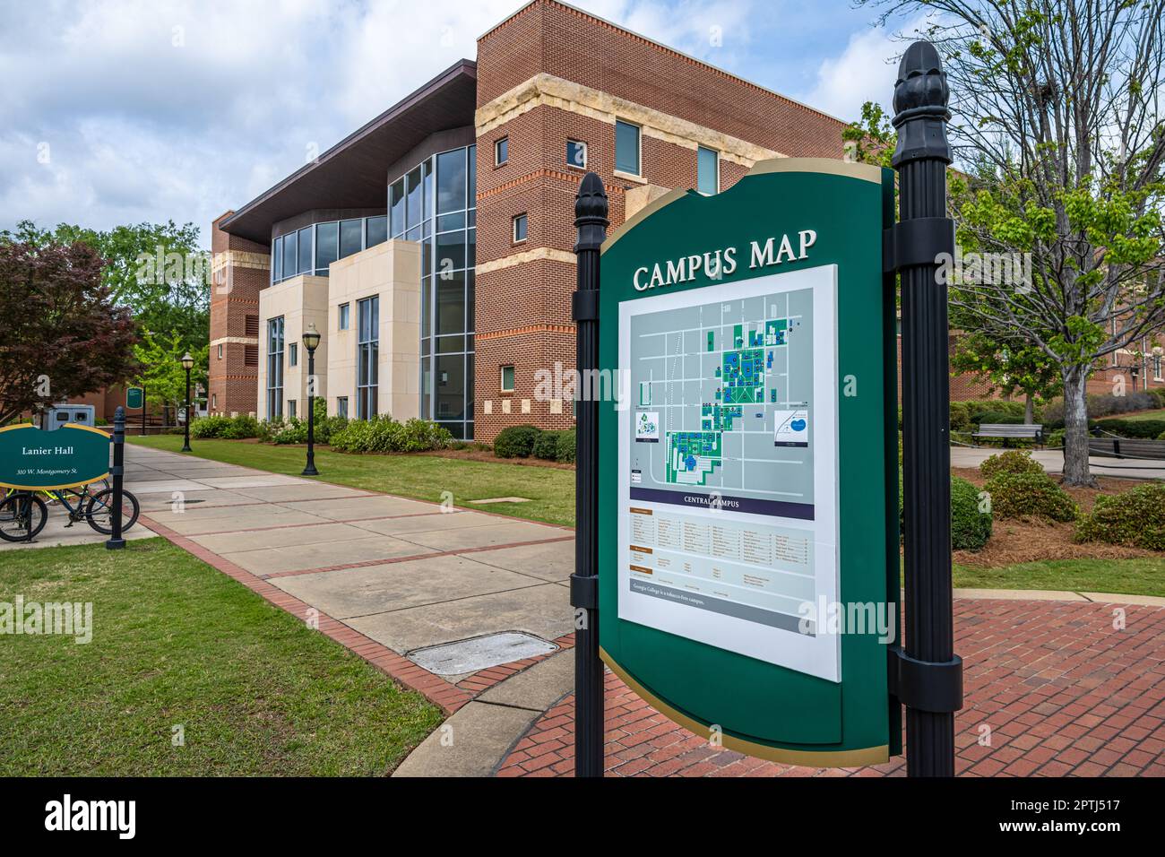Georgia College & State University campus map signage and the Ina Dillard Russell Library in Milledgeville, Georgia. (USA) Stock Photo