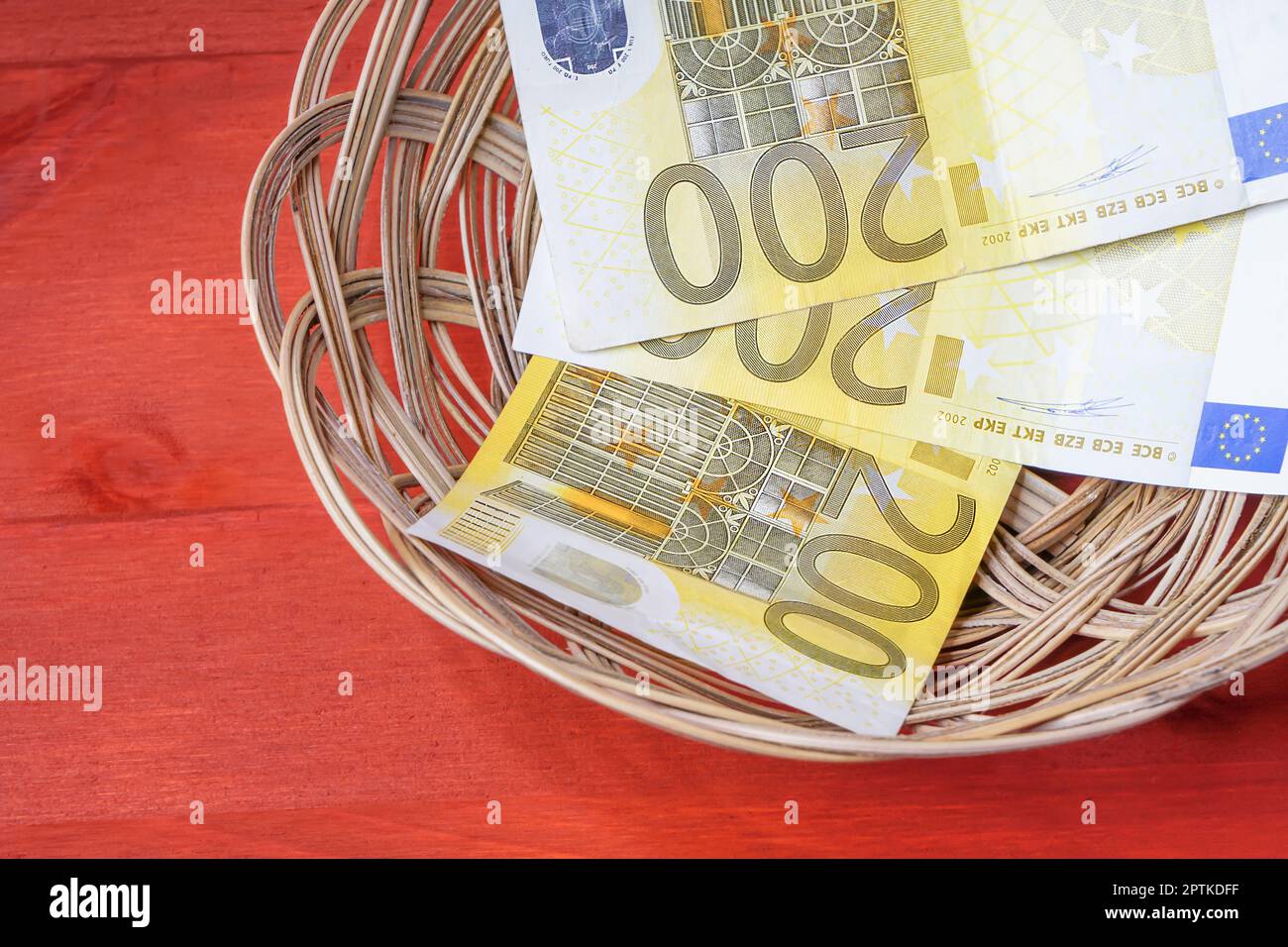 Still life of change, tip, bills in the basket Stock Photo Alamy