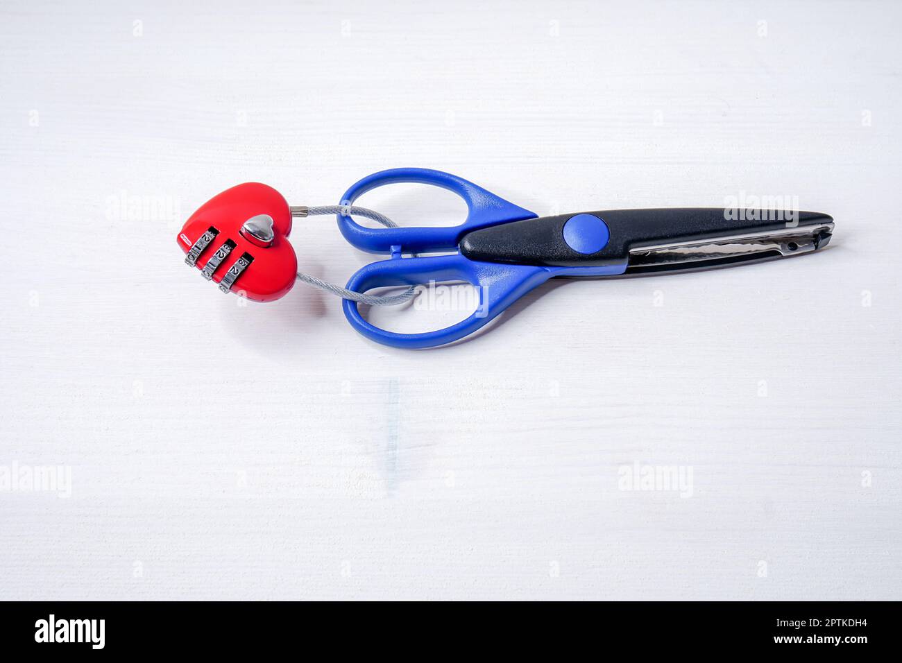 https://c8.alamy.com/comp/2PTKDH4/safety-in-the-home-or-child-safety-scissors-with-padlock-2PTKDH4.jpg