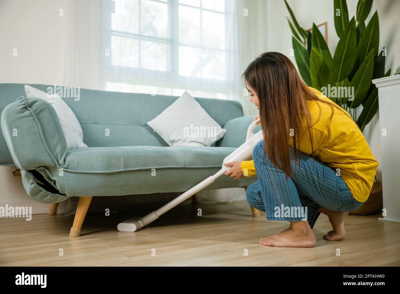 Asian house cleaner cleaning hi-res stock photography and images - Alamy