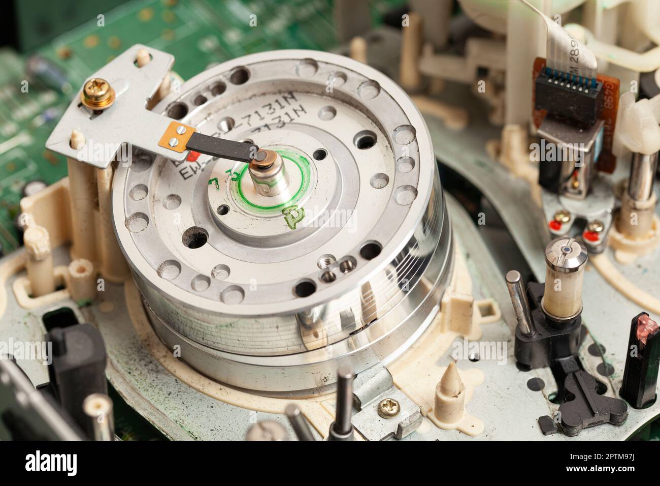 Builtin VCR, videorecorder round rotating video head for playing video