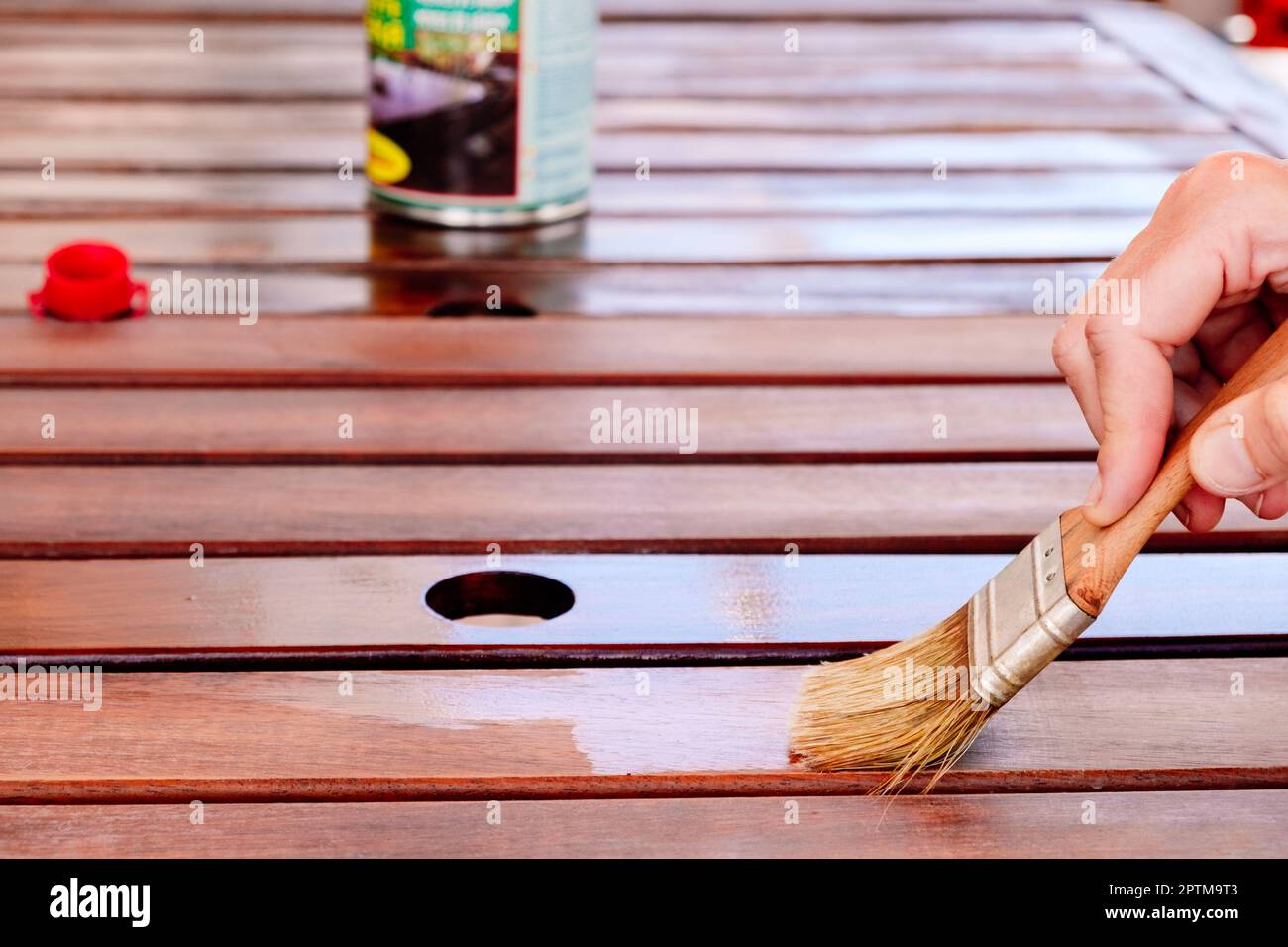 The varnish protects the wood of the garden from cracking, painting