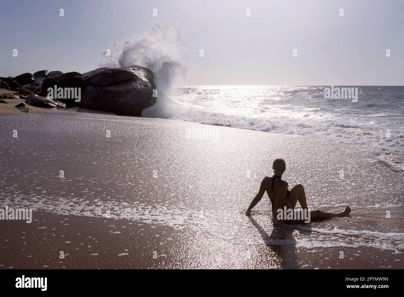 Women beach bikini rear hi-res stock photography and images - Alamy