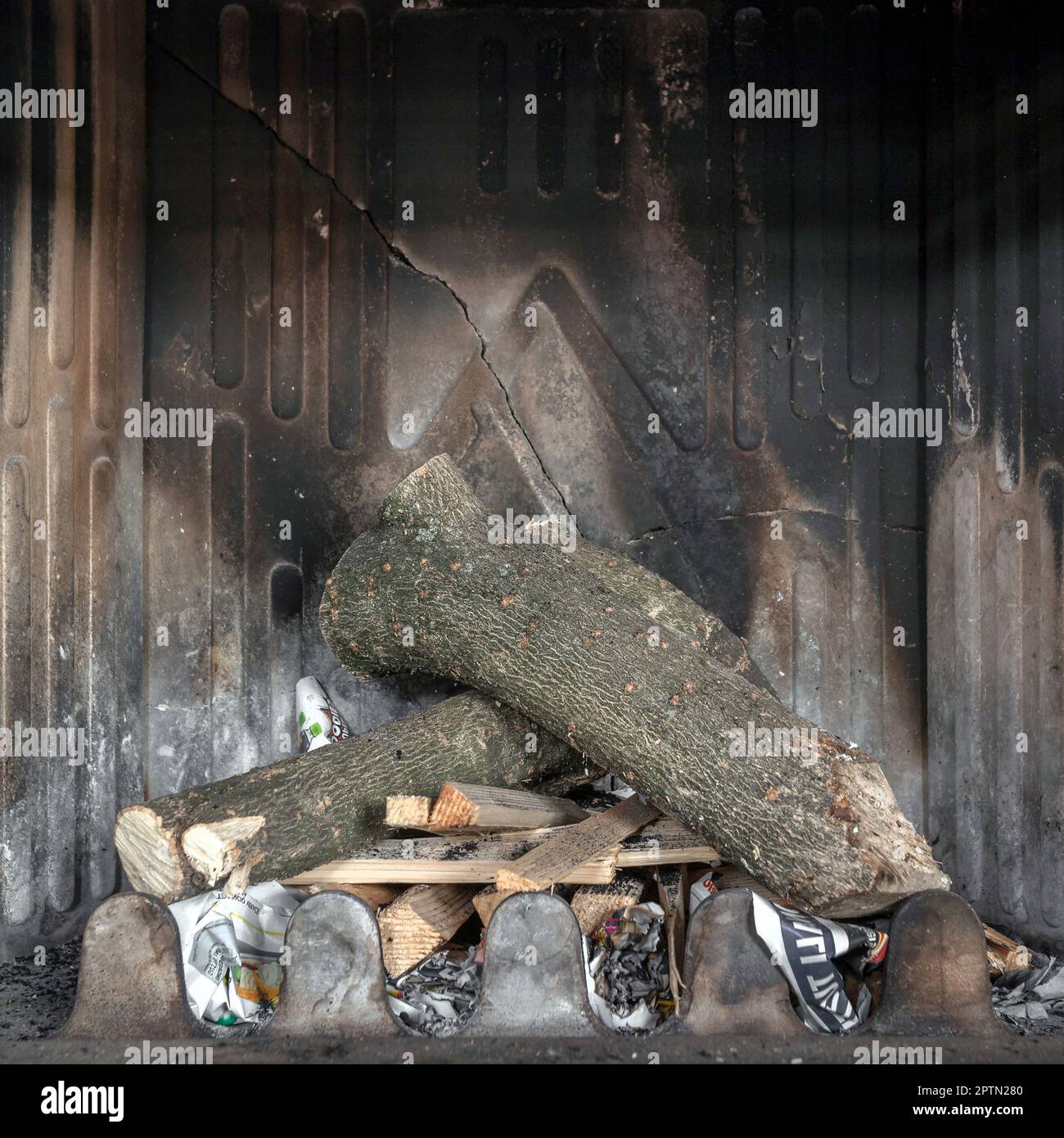 Unlit fire place and non burning logs inside background. Unlit fireplace.  Fireplace off. Ready for fire Stock Photo - Alamy