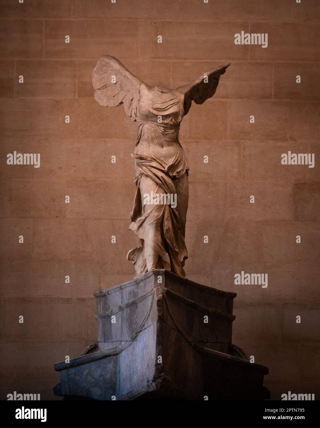 winged victory of samothrace louvre