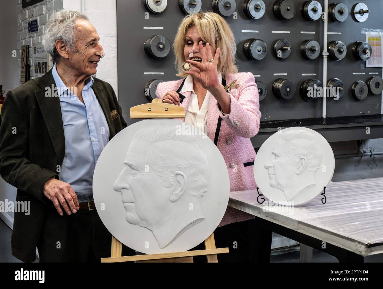 London, UK. 28th Apr, 2023. Joanna Lumley and sculptor Raphael Maklouf