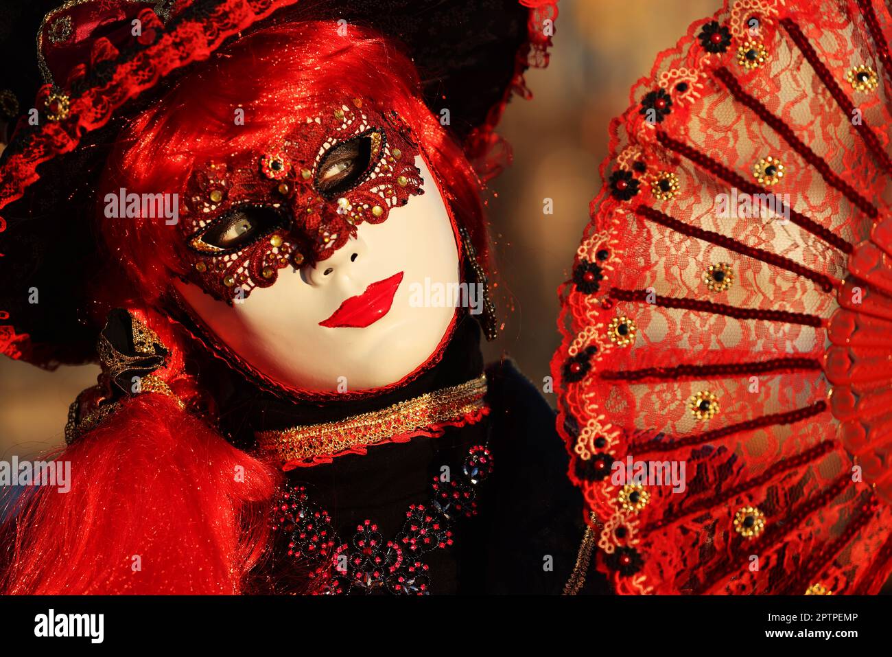 Karneval Venedig, Venedig Karneval, Carnevale di Venezia, Masken in  Venedig, Maskerade Venice, Masken mit Kostümen, Kleidern und schönen Frauen  Stock Photo - Alamy