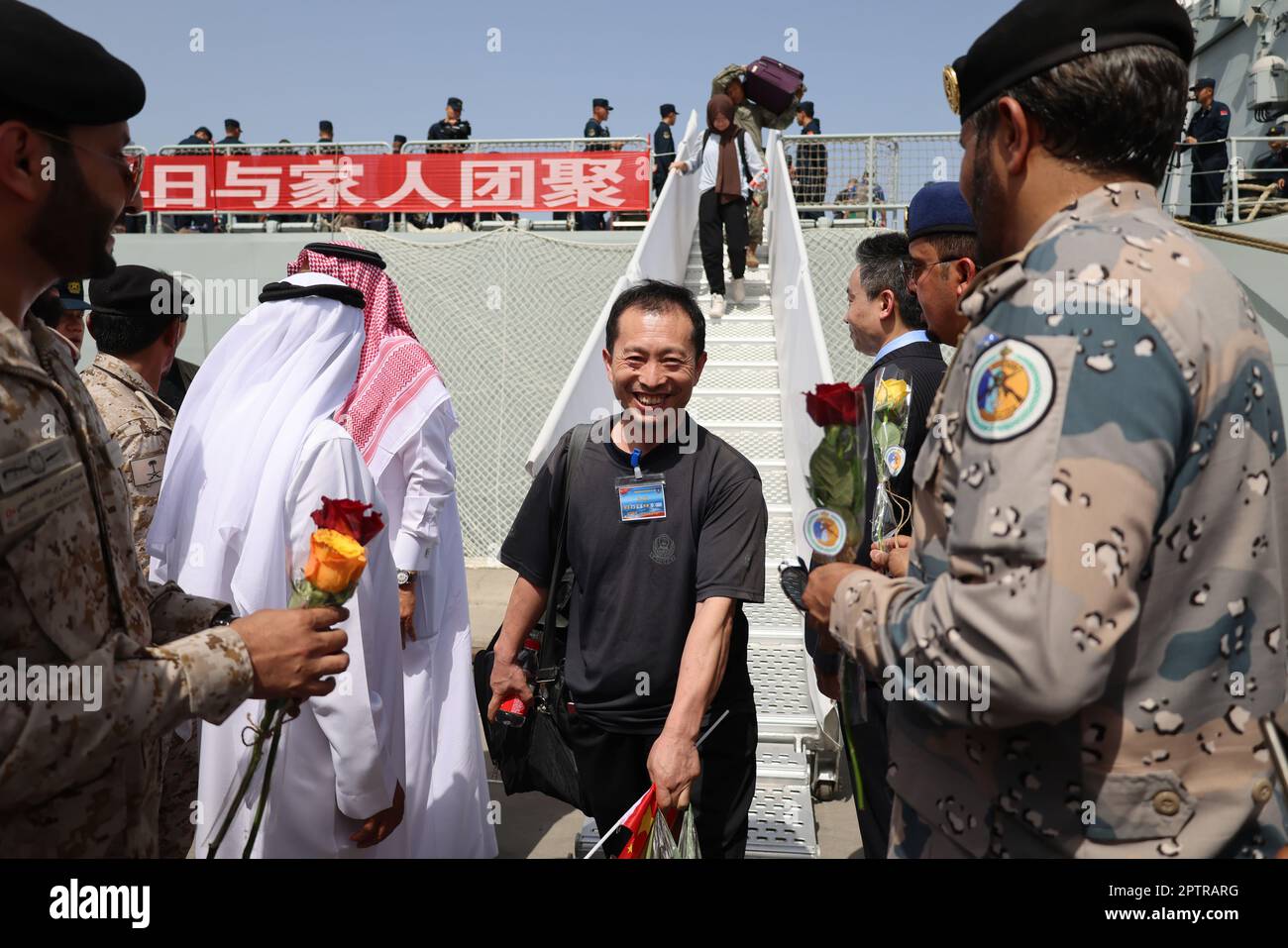 (230428) JEDDAH, April 28, 2023 (Xinhua) People evacuated from Sudan by Chinese navy