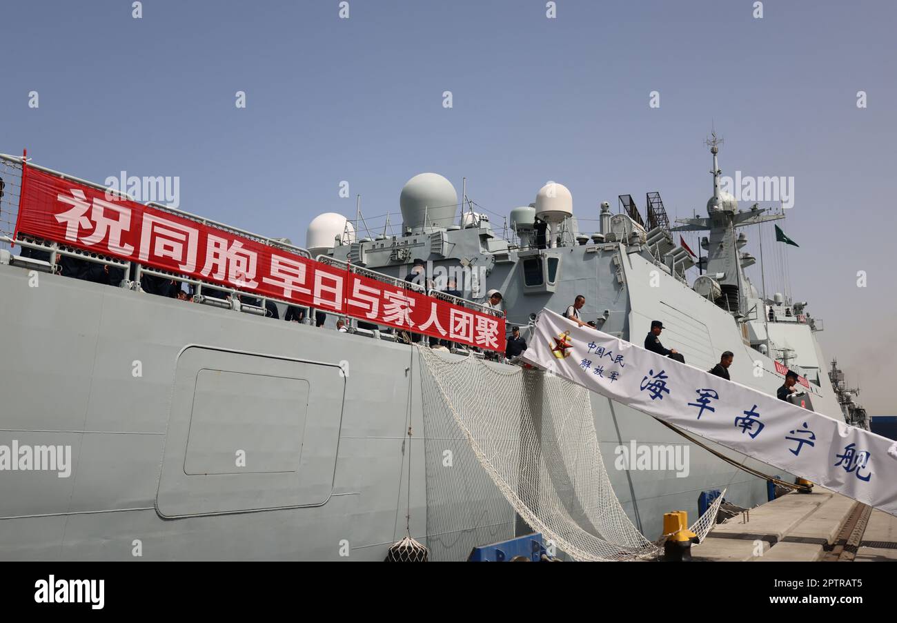 (230428) JEDDAH, April 28, 2023 (Xinhua) People evacuated from Sudan by Chinese navy