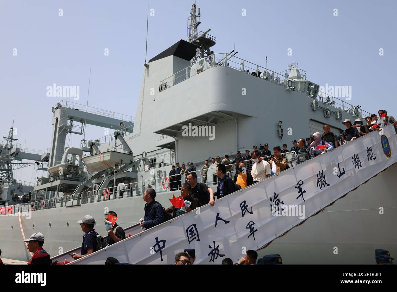 (230428) JEDDAH, April 28, 2023 (Xinhua) People evacuated from Sudan by Chinese navy
