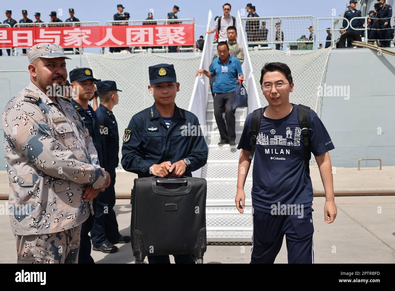 (230428) JEDDAH, April 28, 2023 (Xinhua) People evacuated from Sudan by Chinese navy