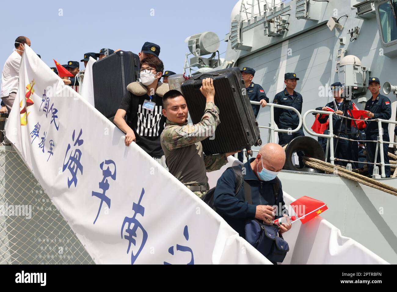 (230428) JEDDAH, April 28, 2023 (Xinhua) People evacuated from Sudan by Chinese navy