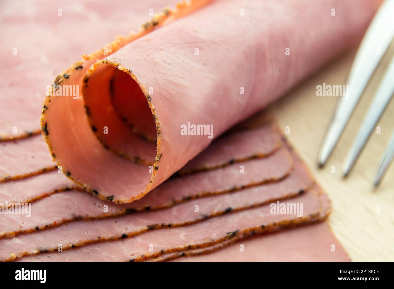 Gut drei Eichen Pastrami Schinken  mit  Pfefferrand auf Holz Stock Photo